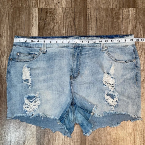 Forever 21 cut off jean shorts - Picture 2 of 6